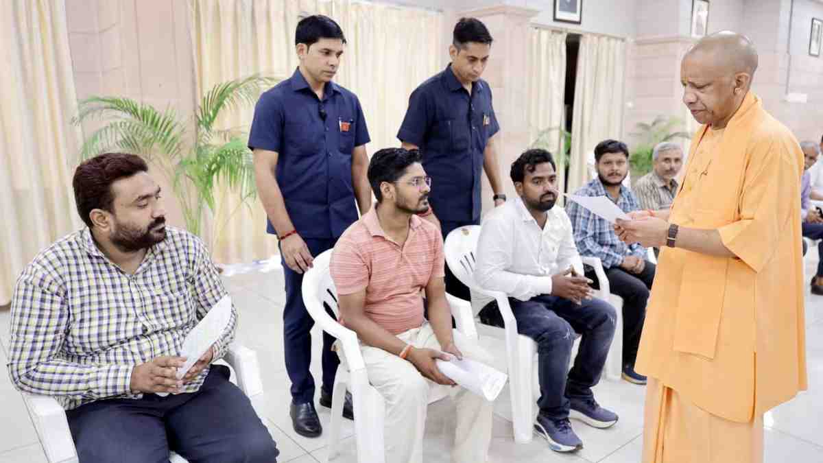 जनता दर्शन में सीएम योगी के सामने पहुंची बिल्डर की शिकायत