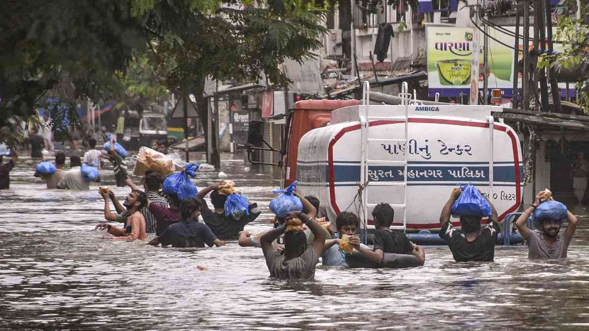 दिल्ली से महाराष्ट्र तक बारिश का कहर, कई राज्यों में बाढ़, भूस्खलन और इमारतें ढहीं