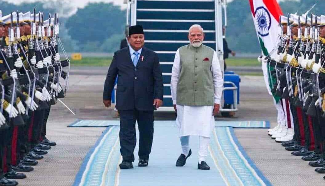 पीएम मोदी की इंडोनेशिया यात्रा, राष्ट्रपति प्रबोवो ने एयरपोर्ट पर किया विशेष स्वागत