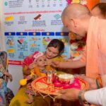 बहराइच दौरे पर सीएम योगी: बच्चों को दुलारा, चॉकलेट बांटी और विकास योजनाओं के लाभार्थियों को सौंपे करोड़ों के चेक