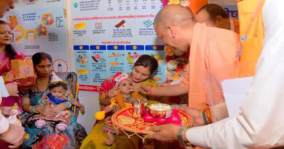 बहराइच दौरे पर सीएम योगी, बच्चों को दुलारा, चॉकलेट बांटी