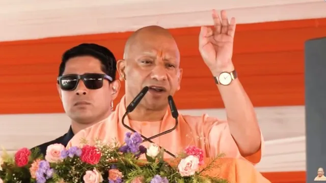 बहराइच में CM योगी ने मंच से दो विधायकों का लिया नाम