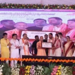 बांदा में सीएम योगी ने लाभार्थियों को सौंपे नियुक्ति पत्र, चेक और चाबियां, विकास प्रदर्शनी का किया अवलोकन