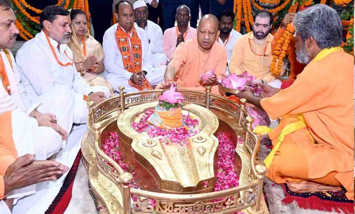 बाराबंकी दौरे पर सीएम योगी ने भगवान लोधेश्वर महादेव का किया रुद्राभिषेक