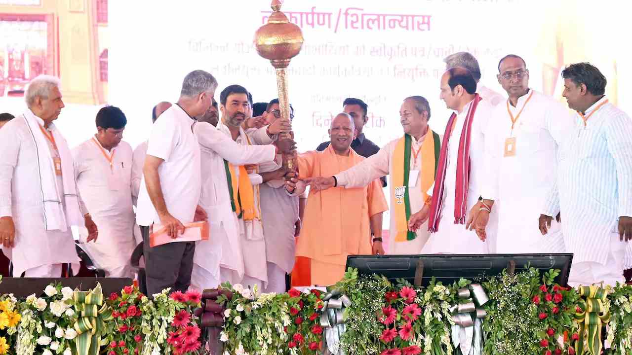 बिजनौर में सीएम योगी का विपक्ष पर हमला, बोले- बाबा आंबेडकर का नाम लेकर कुछ लोग योगेंद्रनाथ मंडल का काम कर रहे हैं