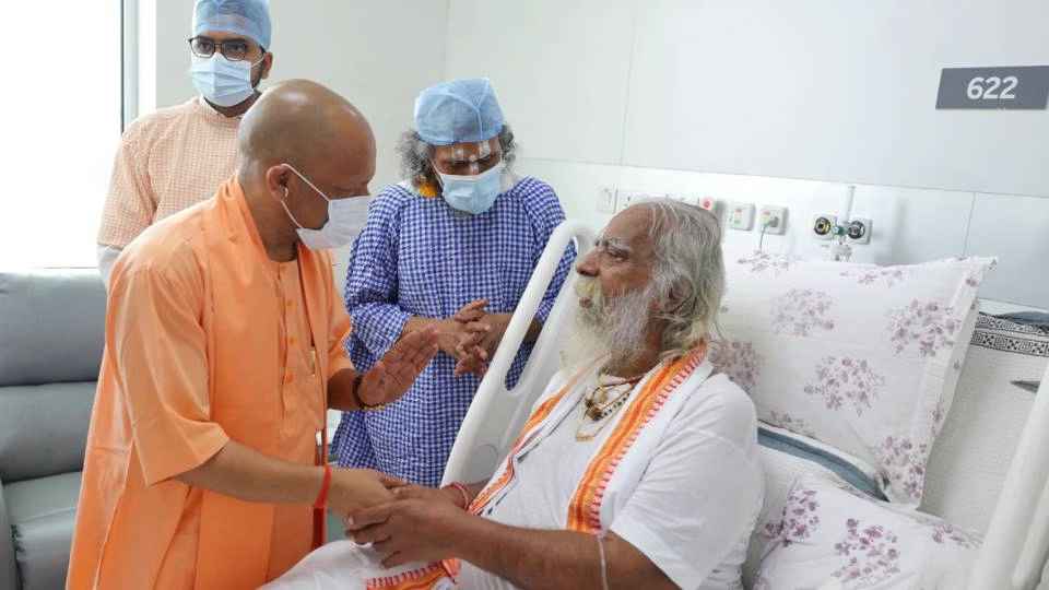 मेदांता अस्पताल पहुंचे CM योगी, महंत नृत्य गोपाल दास का जाना स्वास्थ्य हाल