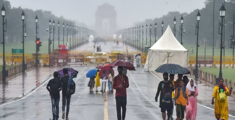 मौसम का महा अलर्ट, दिल्ली-यूपी समेत 20 राज्यों में भारी बारिश की चेतावनी