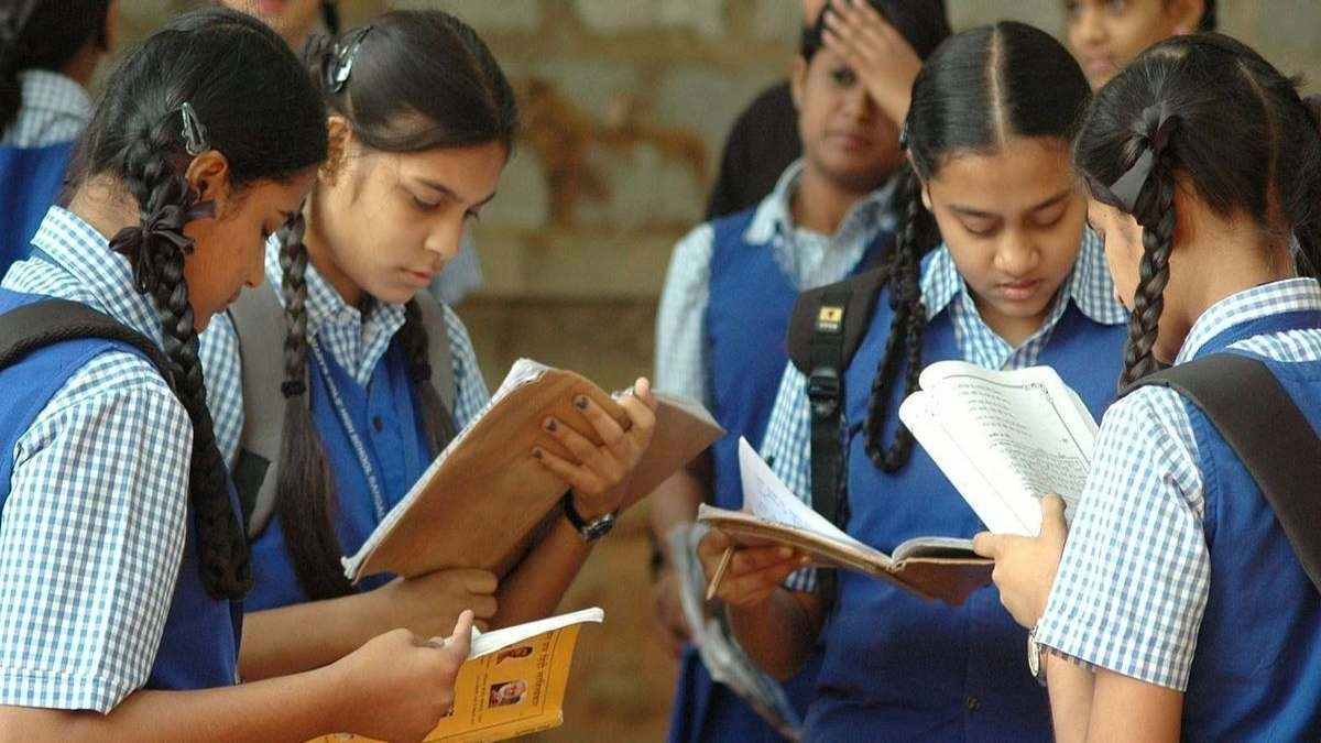यूपी बोर्ड टॉपर्स को 2 साल तक मिलेगी स्कॉलरशिप