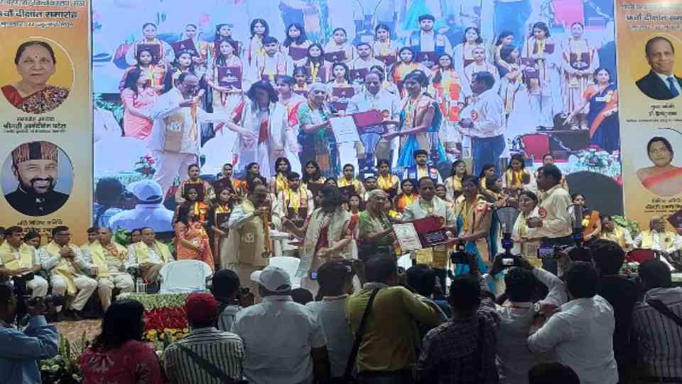 राज्यपाल आनंदीबेन पटेल ने युवाओं से कहा- नौकरी नहीं, रोजगार सृजन की सोच अपनाएं