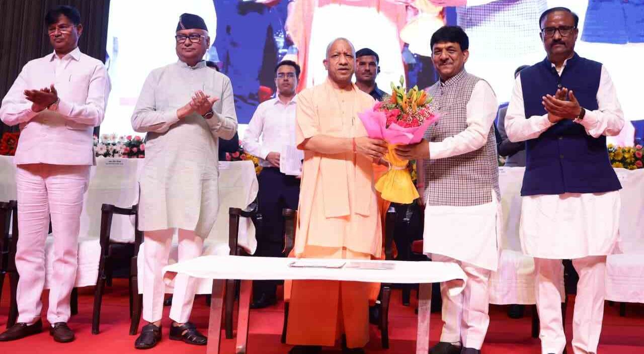 विश्व युवा कौशल दिवस 2026, सीएम योगी ने 11 युवाओं को किया सम्मान