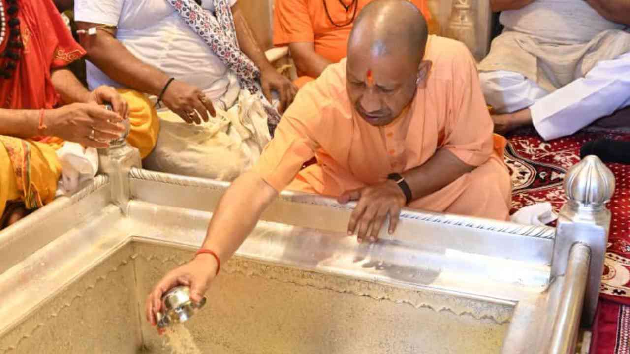 श्रावण मास के पहले दिन बाबा विश्वनाथ के दरबार पहुंचे सीएम योगी