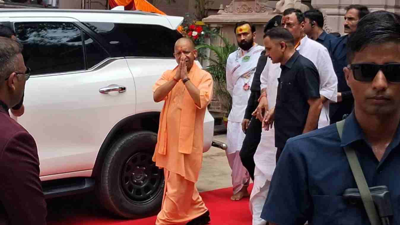सीएम योगी आदित्यनाथ ने मां विंध्यवासिनी के किए दर्शन
