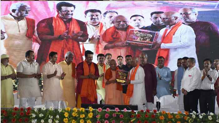 सीएम योगी का गोरखपुर में संदेश, 'जातियों में बंटी पीढ़ी चुकाएगी कीमत