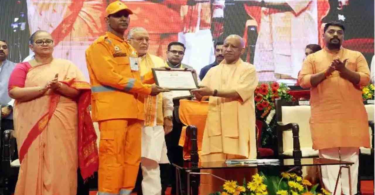 सीएम योगी ने जान जोखिम में डालकर लोगों की रक्षा करने वाले 8 वीर कर्मियों को किया सम्मानित