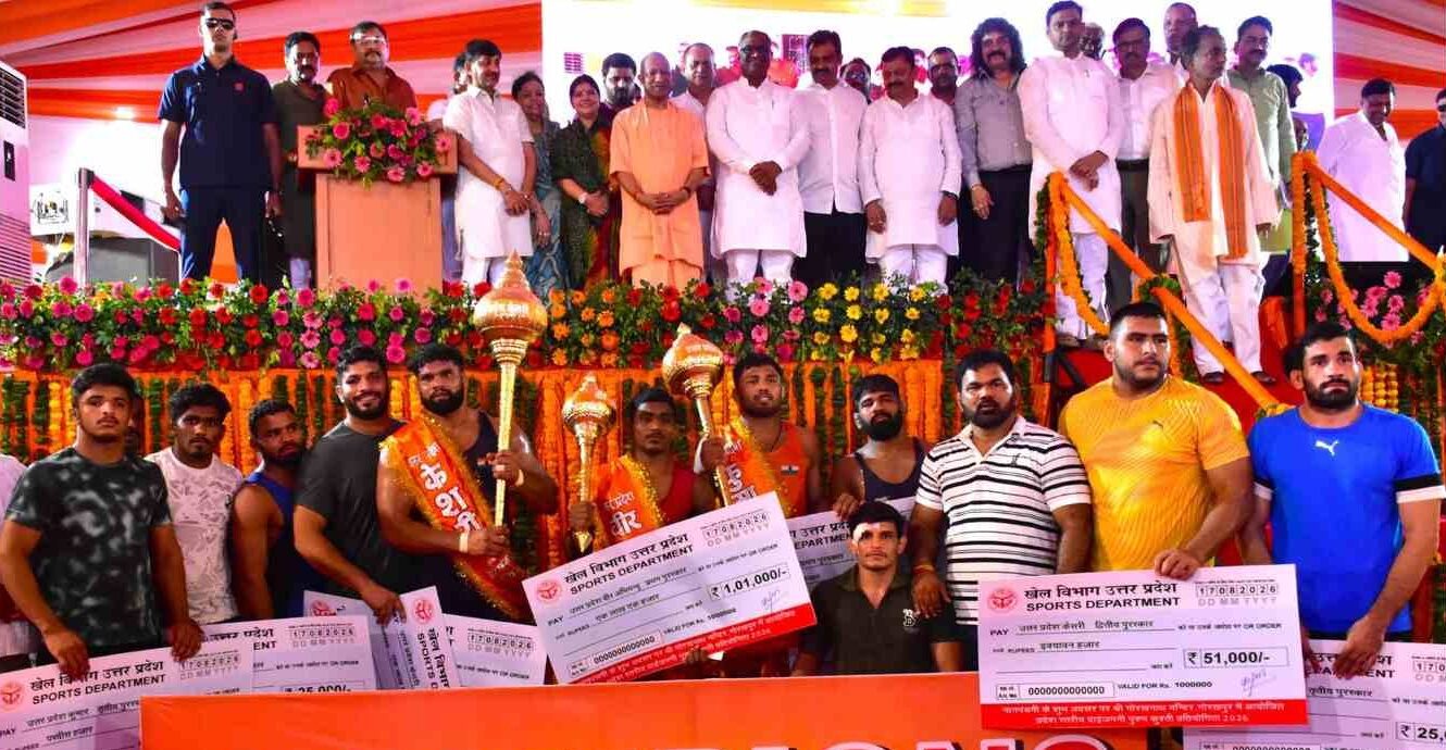 CM योगी का युवाओं को संदेश, ड्रग और स्मार्टफोन के नशे से दूर रहें