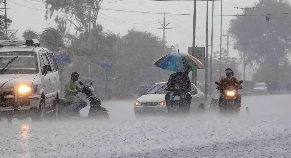 UP Weather Today, लखनऊ समेत यूपी के 45 जिलों में आज झमाझम बारिश