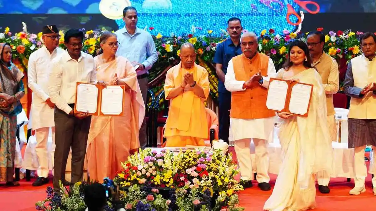 उत्तर प्रदेश में हथकरघा क्रांति, सम्मान और समय पर आर्थिक मदद से बढ़ा बुनकरों का भरोसा