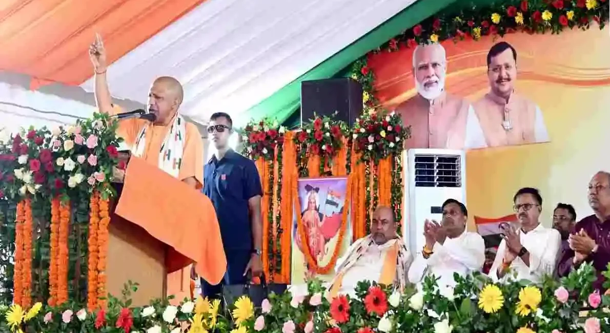 गोरखपुर तिरंगा यात्रा में सीएम योगी बोले- स्वतंत्रता सेनानियों की अमिट गाथा है तिरंगा