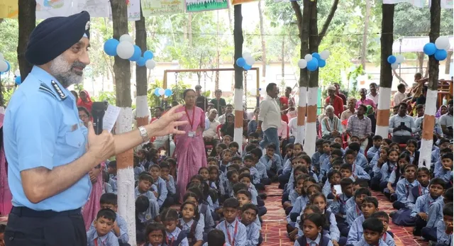गोरखपुर में जेन अल्फा संग एयर चीफ मार्शल की खास बातचीत