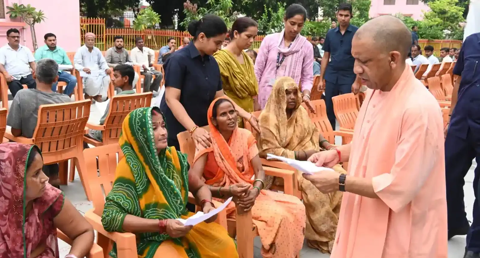 गोरखपुर में सीएम योगी का सख्त रुख, बोले- भू-माफिया पर कसेंगे नकेल