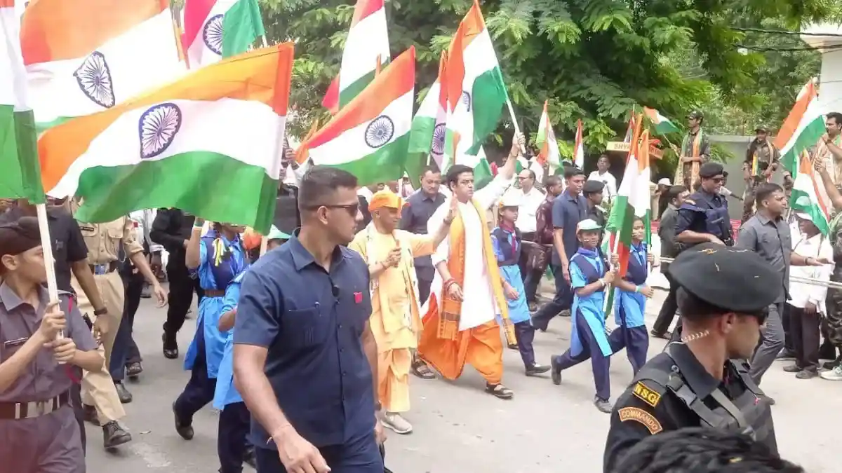 गोरखपुर में हाथ में तिरंगा लेकर निकले सीएम योगी