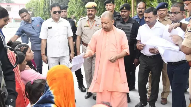 जनता दर्शन में सीएम योगी ने करीब 200 फरियादियों की सुनीं समस्याएं