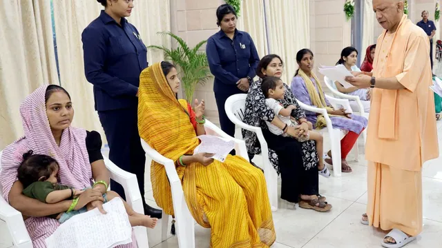 जनता दर्शन में सीएम योगी ने सुनी फरियाद