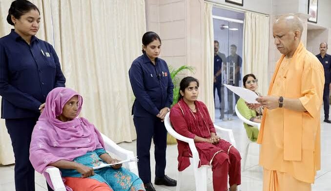 जनता दर्शन में सीएम योगी सख्त, बोले- जनसमस्याओं के निस्तारण में शिथिलता बर्दाश्त नहीं