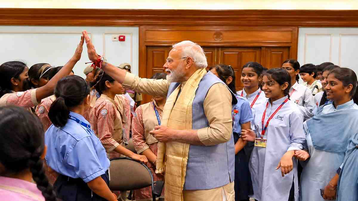पीएम मोदी ने बच्चों संग मनाया रक्षाबंधन