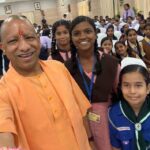 मुख्यमंत्री योगी आदित्यनाथ ने लखनऊ में मनाया रक्षाबंधन, बच्चियों से बंधवाई राखी और ली सेल्फी