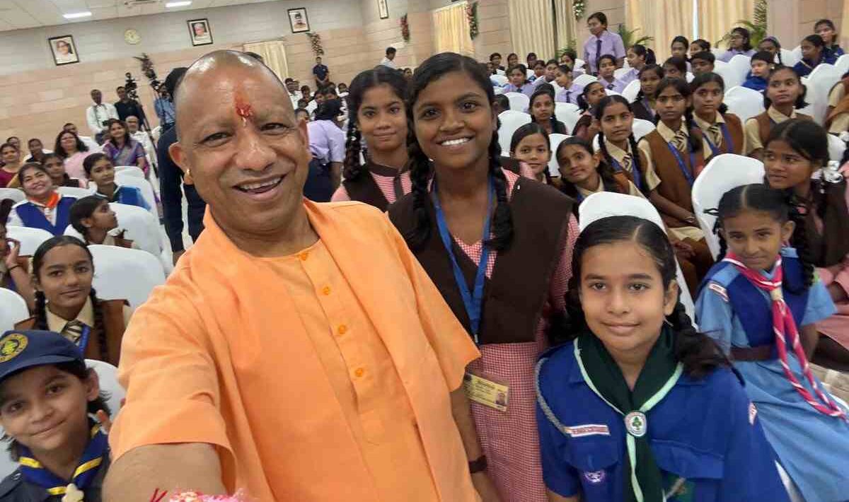 मुख्यमंत्री योगी आदित्यनाथ ने लखनऊ में मनाया रक्षाबंधन