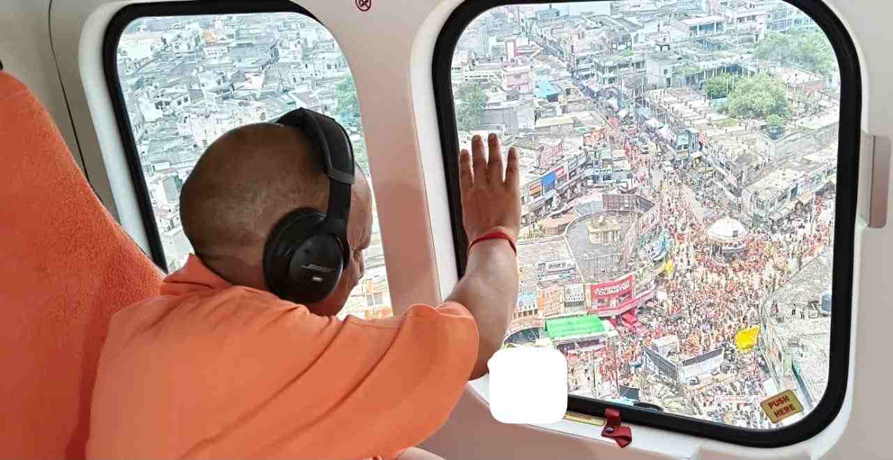 मुजफ्फरनगर में CM योगी ने हेलीकॉप्टर से कांवड़ियों पर बरसाए फूल
