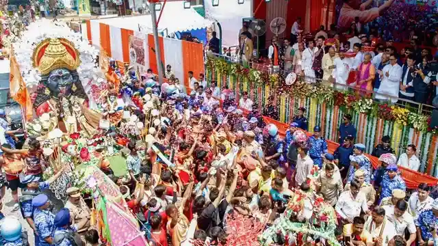 मेरठ में CM योगी के स्वागत से गदगद हुए कांवड़िए