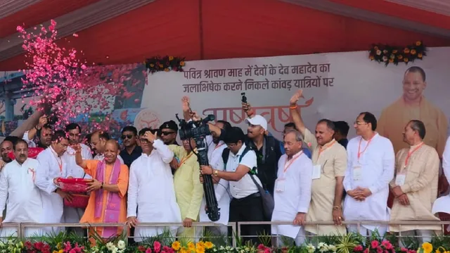 मेरठ में CM योगी ने कांवड़ियों पर बरसाए फूल