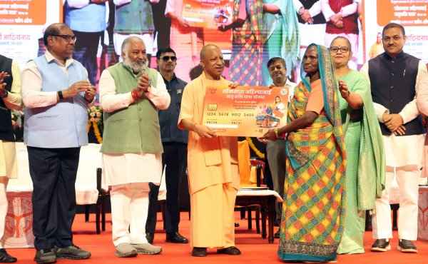 यूपी की 50 हजार ग्रेजुएट बेटियों को मिलेगी स्कूटी, CM योगी
