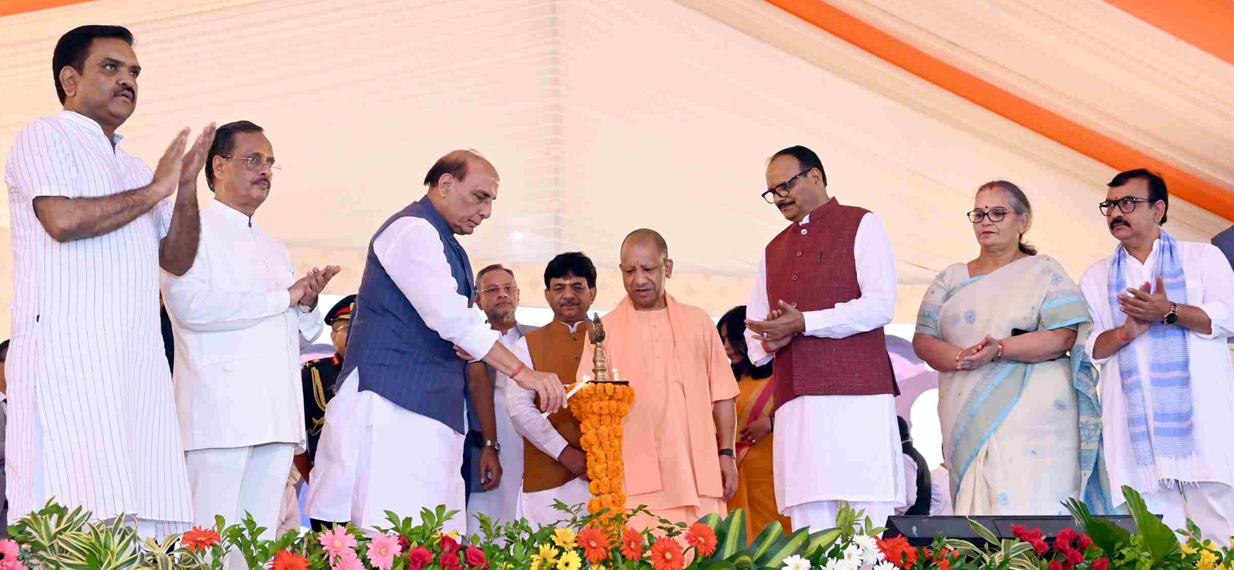 रक्षामंत्री राजनाथ सिंह और CM योगी ने 101 करोड़ की 12 परियोजनाओं का किया भूमिपूजन