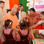 रायबरेली में स्कूली बच्चियों ने CM योगी को बांधी राखी, मुख्यमंत्री ने उज्ज्वल भविष्य का दिया आशीर्वाद