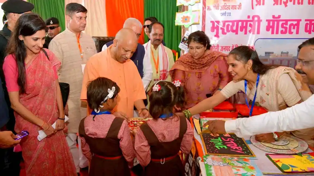 रायबरेली में स्कूली बच्चियों ने CM योगी को बांधी राखी