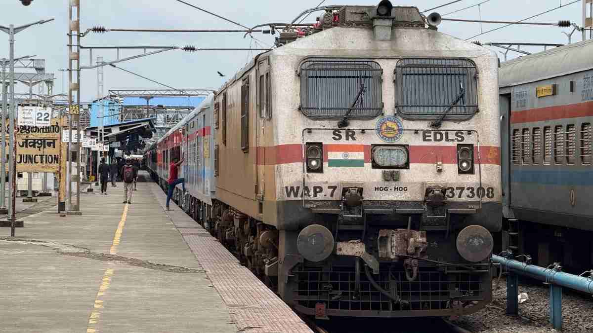 रेलवे का नया फैसला, अब एक शहर से दूसरे शहर सामान भेजना पड़ सकता है सस्ता
