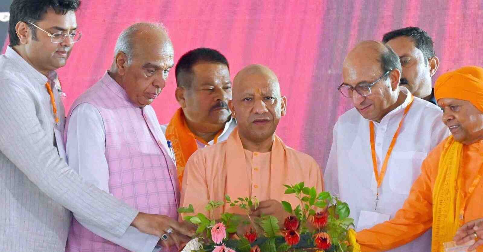 सिद्धार्थनगर में सीएम योगी बोले, सपा-कांग्रेस समाज को जाति के नाम पर बांट रहीं