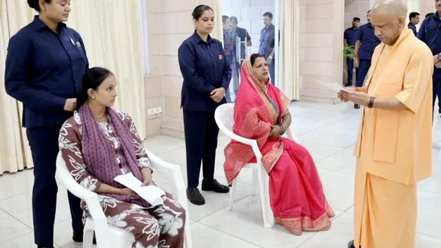 सीतापुर की पूनम देवी ने सीएम योगी से मांगीं निराश्रित गायें