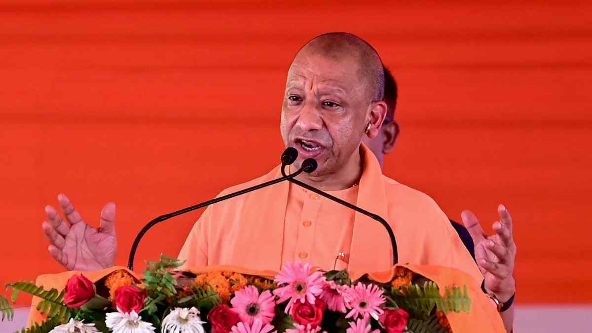 स्कूलों के जर्जर भवनों पर सीएम योगी का पलटवार