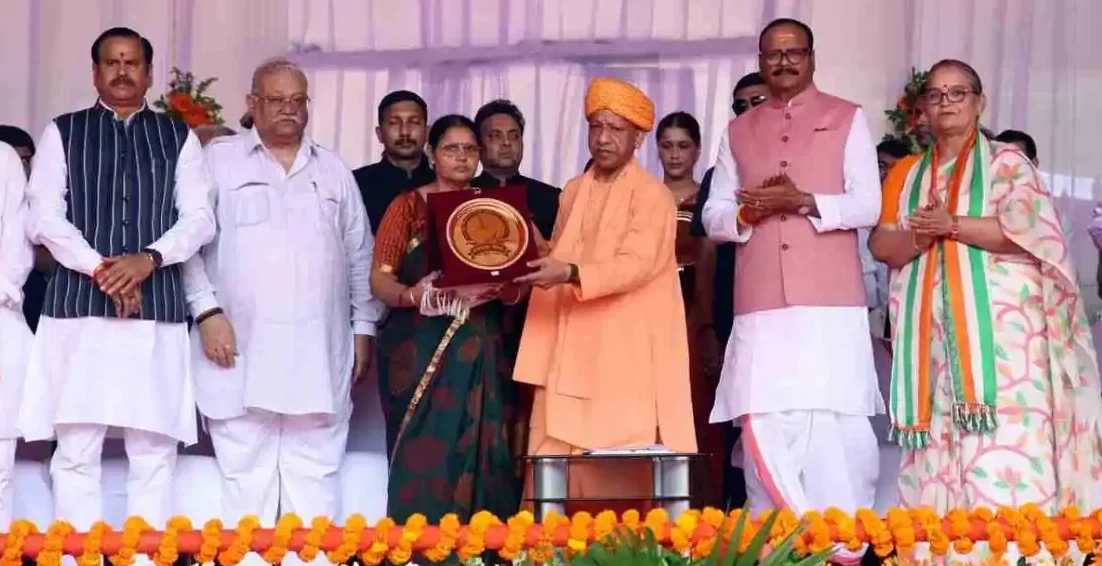 स्वतंत्रता दिवस पर सीएम योगी ने शहीदों के परिजनों को किया सम्मानित