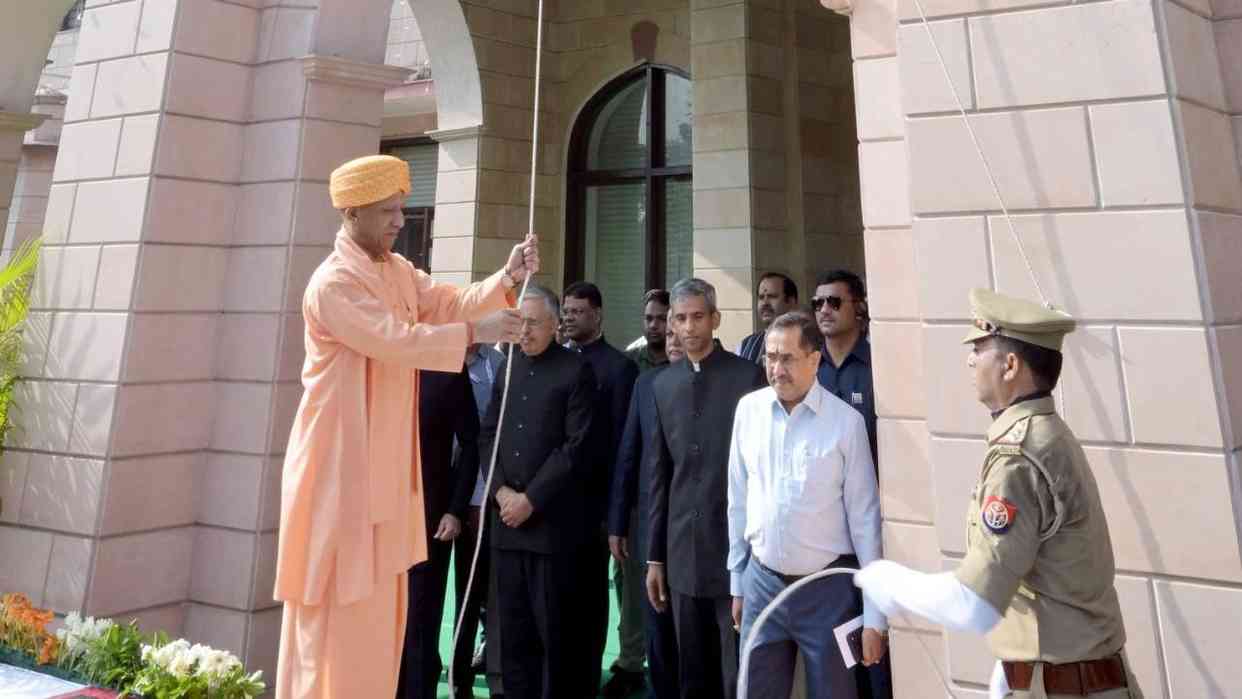 स्वाधीनता का अर्थ केवल राजनीतिक आजादी नहीं, सीएम योगी