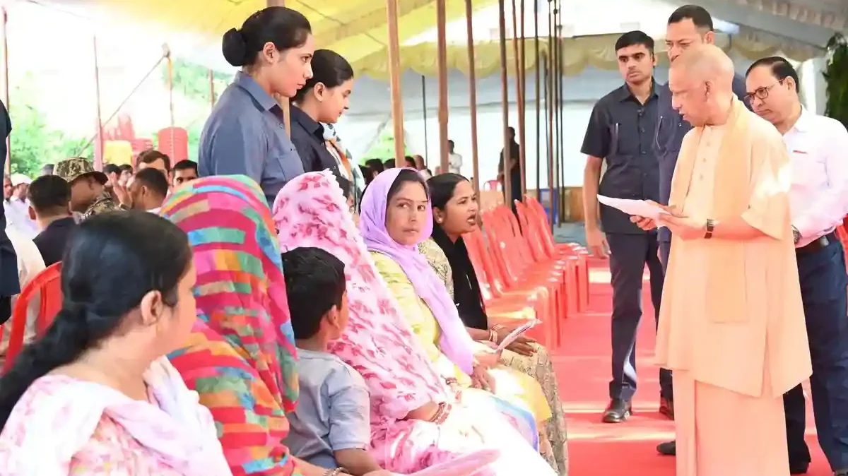 गोरखपुर में सीएम योगी आदित्यनाथ ने जनता दर्शन में सुनीं 150 लोगों की समस्याएं
