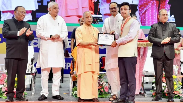 CM योगी के हाथों नियुक्ति पत्र पाकर खिले चेहरे