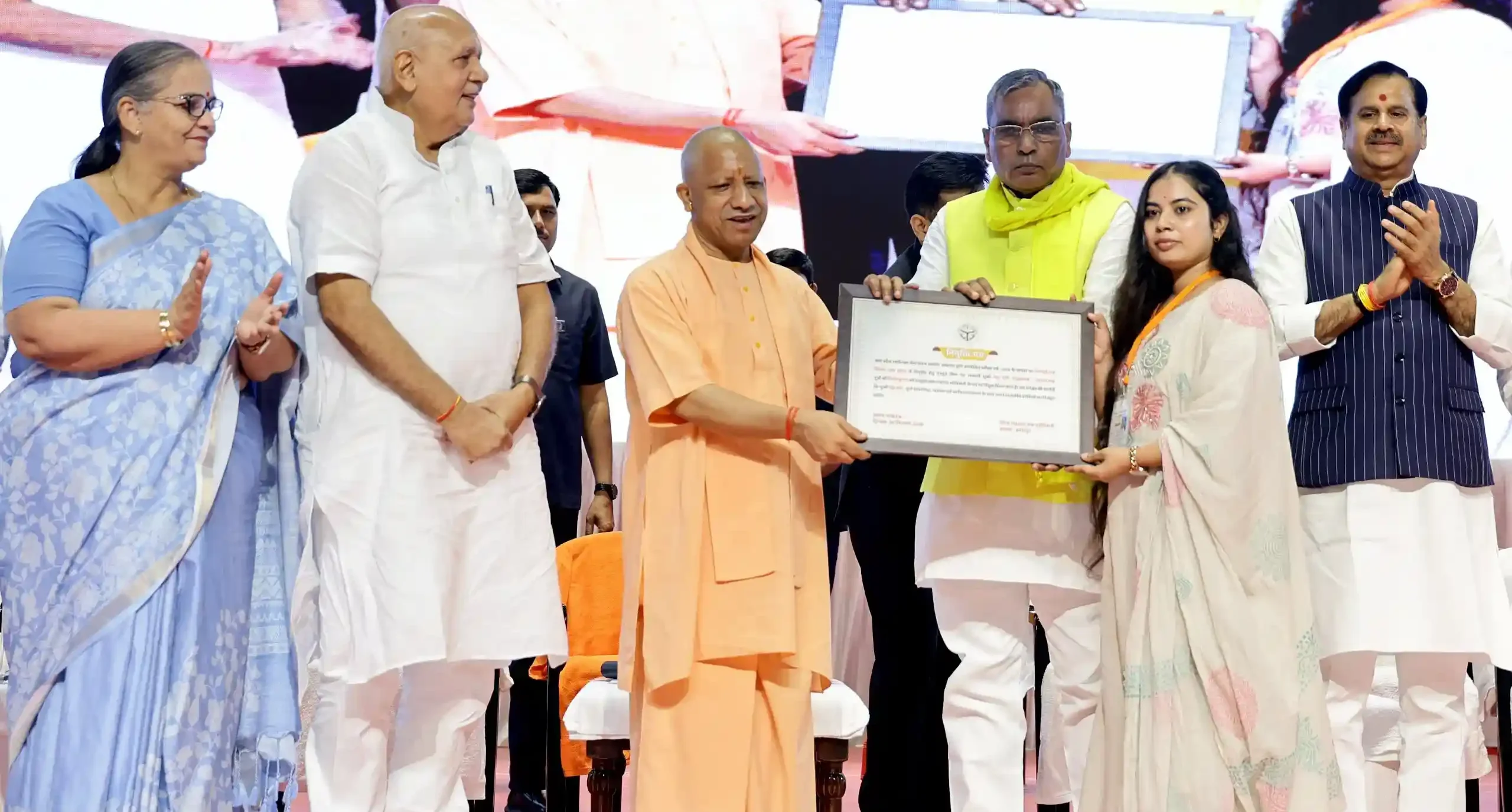 CM योगी ने 1,375 नवचयनित ग्राम पंचायत अधिकारियों को बांटे नियुक्ति पत्र