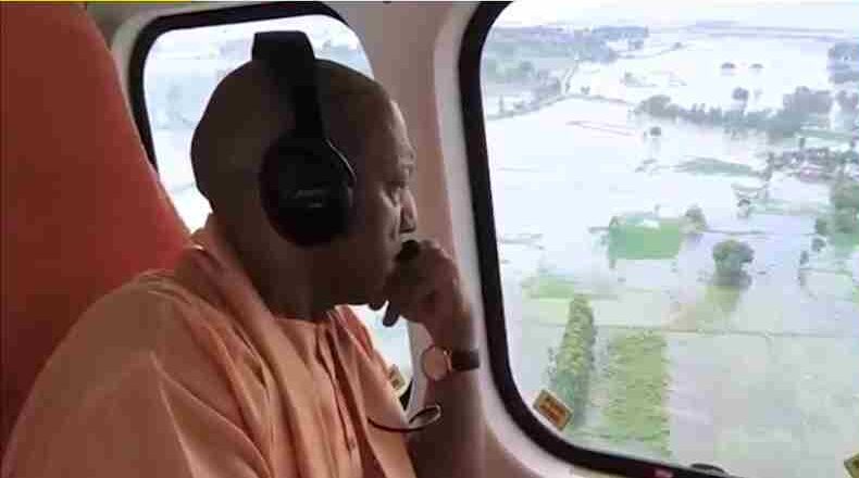 CM योगी ने फर्रुखाबाद में बाढ़ प्रभावित इलाकों का किया हवाई सर्वे