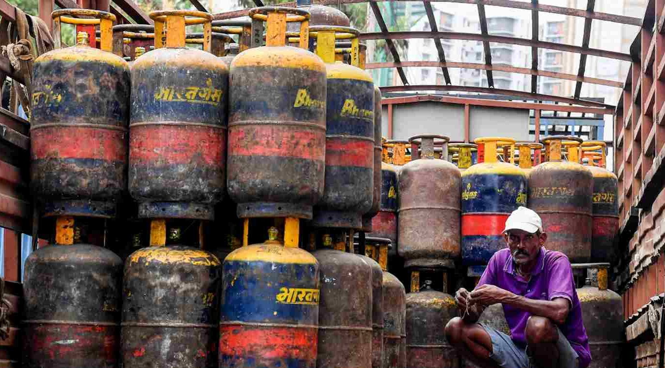 LPG Price Hike, लखनऊ में कमर्शियल सिलिंडर 9.50 रुपये महंगा