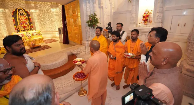 अयोध्या में CM योगी ने हनुमानगढ़ी में की पूजा-अर्चना, रामलला दरबार में टेका माथा